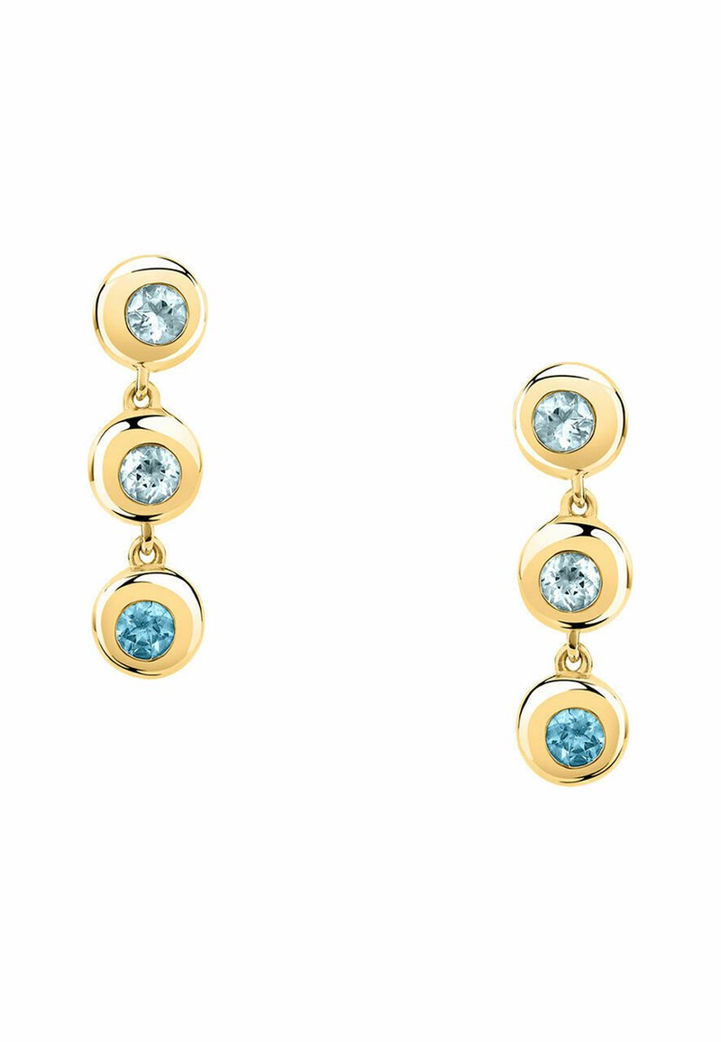 Orecchini pendenti in oro con tre impostazioni circolari, ognuna con un centro in pietra preziosa blu circondato da un bordo in oro liscio e lucido.