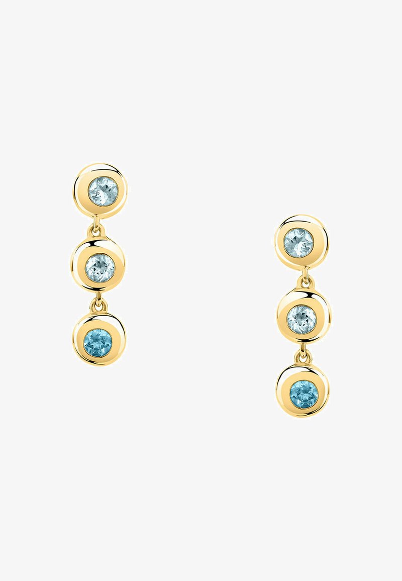 Orecchini pendenti in oro con tre impostazioni circolari, ognuna con un centro in pietra preziosa blu circondato da un bordo in oro liscio e lucido.