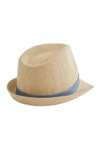 Bežani slamnati fedora šešir s svijetloplavim materijalnim pojasom oko osnove, sa strukturiranim vrhom i uskim obodom.