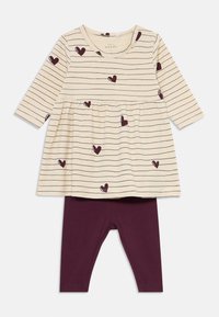 Beige Kleid mit langen Ärmeln und kastanienbraunen Herzmotiven über weißen Streifen, kombiniert mit einfarbigen kastanienbraunen Leggings. Baumwollgemisch, lässiges Design.