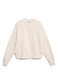 Sudadera color beige claro con cuello redondo, hombros caídos y dobladillo acanalado. Presenta un logo frontal sutil en un tono más claro. Textura de tela suave.