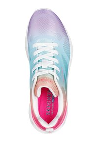 Baskets de sport légères de couleur bleu clair avec des accents dégradés violets, tige en mailles, lacets blancs et semelle intérieure rose comportant la marque "SKECHERS".