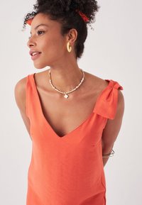 Herita SHOULDER DETAILED - Vardagsklänning - orange