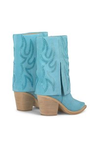 Turkusowe zamszowe botki za kostkę z ozdobnym przeszyciem i cyrkoniami, z wąskim noskiem i drewnianym, warstwowym obcasem.
