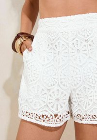 Lipsy REGULAR FIT-COVER-UP - Rannatarvikud - white