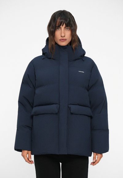Marineblaue Steppjacke mit Kapuze, ausgestattet mit zwei Fronttaschen und einem Reißverschluss. Das Material scheint gequiltet und gepolstert zu sein, um Wärme zu bieten.