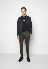 DRYKORN JEGER - Calças - mottled olive