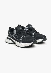 Zwarte sportieve schoenen met een bovenkant van mesh, witte rubberen zool en reflecterende zilveren accenten. Beschikt over een gevoerd huls en vetersluiting.