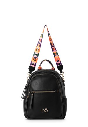 Zwarte leren rugzak met een voorzak met ritssluiting, een gouden logo, een bovenste handvat en een afneembare, kleurrijke schouderriem met een geometrisch patroon.