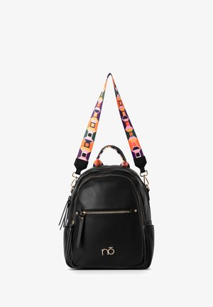Sac à dos en cuir noir avec une poche avant zippée, un logo doré, une poignée supérieure et une sangle d'épaule détachable aux motifs géométriques colorés.