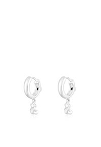 Orecchini a cerchio in argento con un piccolo ciondolo a forma di orso, superficie liscia con una finitura lucida e un design di chiusura semplice.