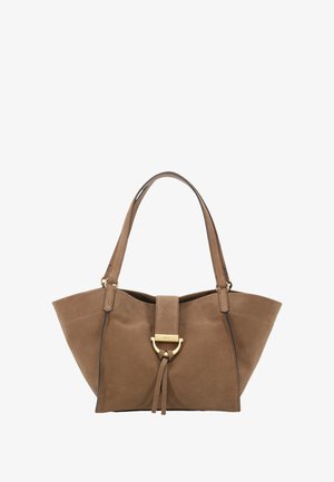 Braune Wildleder-Tasche mit strukturiertem Design, ausgestattet mit goldfarbener Hardware und einem geknoteten Detail. Doppelte Schulterriemen.
