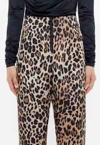 Bimba Y Lola FLUIDO - Pantalones - leopard beige