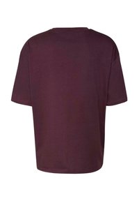 Burgundi színű, rövid ujjú póló laza szabással. Puha anyag, kerek nyak, és steppelt szegélyek. Látható minták vagy fémrészletek nélkül.