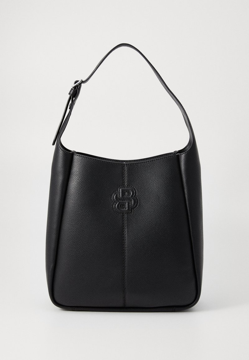 Schwarze Lederhandtasche mit glatter Textur, einem einzelnen Träger und geprägt in der Front. Hat eine gerundete Form und ein minimalistisches Design.