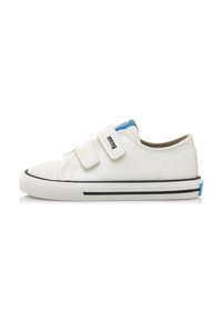Sneakers in pelle bianca con cinturini in velcro, caratterizzati da un accento blu sul tallone e strisce nere sulla suola in gomma. Design a profilo basso.