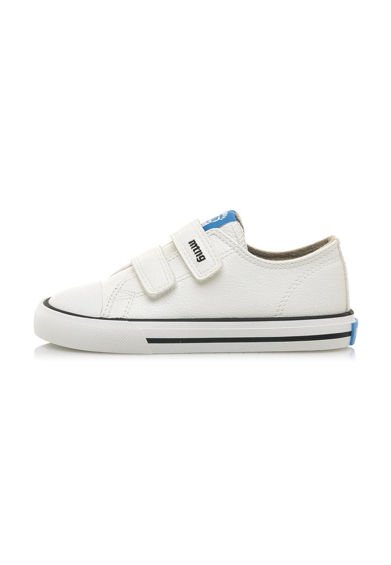 Sneakers in pelle bianca con cinturini in velcro, caratterizzati da un accento blu sul tallone e strisce nere sulla suola in gomma. Design a profilo basso.