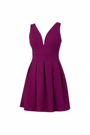 Ärmelloses Kleid in Pflaumenlila mit tiefem V-Ausschnitt, tailliertem Oberteil und ausgestelltem, plissiertem Rock in knielanger Länge, auf weißem Hintergrund.