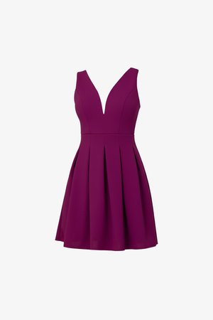 Ärmelloses Kleid in Pflaumenlila mit tiefem V-Ausschnitt, tailliertem Oberteil und ausgestelltem, plissiertem Rock in knielanger Länge, auf weißem Hintergrund.