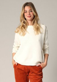 Sélectionné, Cream