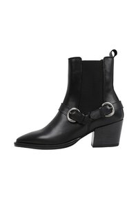 Bottes noires en cuir jusqu'à la cheville avec un bout pointu, des panneaux latéraux élastiques, une double sangle avec des boucles circulaires en argent et un talon empilé.