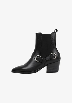 Bottes noires en cuir jusqu'à la cheville avec un bout pointu, des panneaux latéraux élastiques, une double sangle avec des boucles circulaires en argent et un talon empilé.