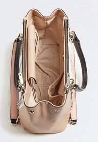 Sac à main de taille moyenne avec un extérieur en métal rose doré, des anses contrastantes noires et roses, et un intérieur spacieux en tissu beige avec des poches.