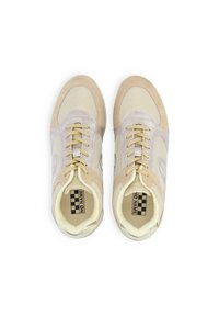 Lichtbeige sneakers met een mix van mesh en suede, met een gestructureerd ontwerp, ronde neus en contrasterende crème accenten. Checkerboard inlegzool.