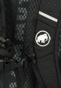 Svart ryggsäck med ett texturerat hexagonalt mönster, med en vit elefant-logotyp, slitstarka remmar och en spänne för säker förslutning.