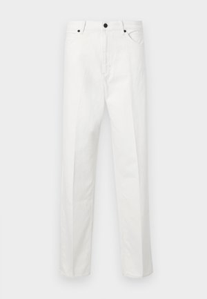 Pantalon en jean blanc avec une coupe droite, fermeture par bouton et deux poches avant. Pas de motifs ni de décorations visibles. Texture lisse.