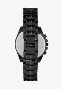 Schwarze achteckige Uhr mit glänzender Oberfläche. Verfügt über ein verlinktes Armband mit glatter Textur und einem minimalistischen Zifferblatt. Chronographenknöpfe an der Seite.