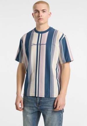 T-shirt a righe a maniche corte in blu navy, crema e rosa pallido, con collo a girocollo e logo ricamato sul petto. Materiale in cotone.