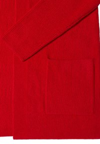 Rote Strickjacke mit gerippter Textur, offenem Design und einer aufgesetzten Tasche auf der rechten Seite.