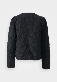 Giacca nera trapuntata con texture, maniche lunghe e scollatura rotonda. Il tessuto presenta un motivo audace e irregolare per una maggiore dimensione.