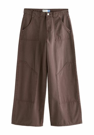 Braune Hose mit weiter Beinweite, großen aufgesetzten Taschen vorne und an den Knien, vorderem Knopf- und Reißverschluss sowie sichtbaren Nahtdetails.