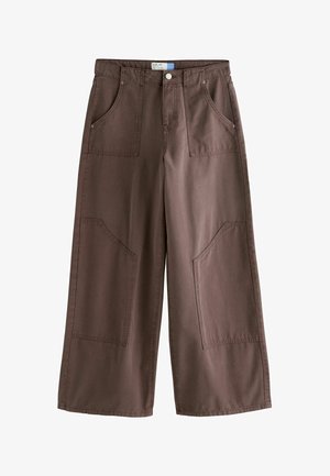 Braune Hose mit weiter Beinweite, großen aufgesetzten Taschen vorne und an den Knien, vorderem Knopf- und Reißverschluss sowie sichtbaren Nahtdetails.