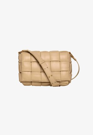 Beige Lederhandtasche mit geflochtenem Design, gestepptem Textil, verstellbarem Tragegurt und Akzenten aus goldfarbenem Metall. Kompakte rechteckige Form.