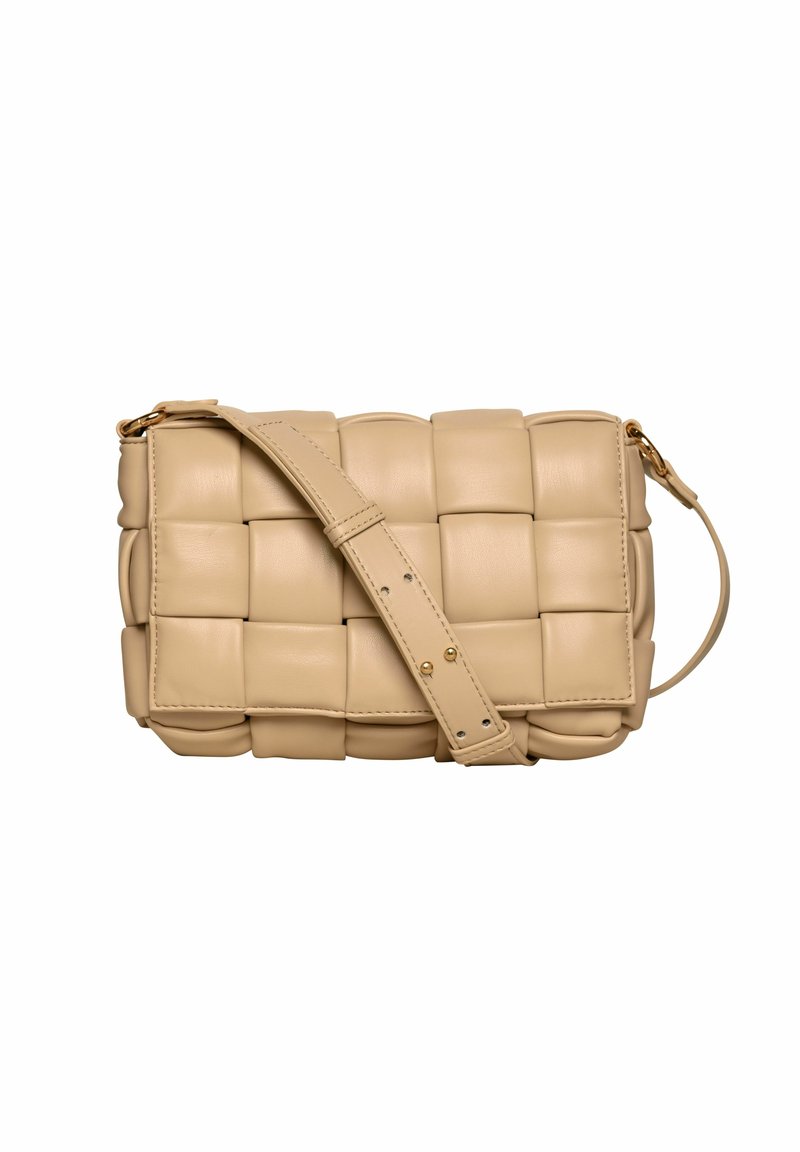 Borsa a mano in pelle beige con design intrecciato, texture trapuntata, tracolla regolabile e dettagli in metallo color oro. Forma compatta e rettangolare.