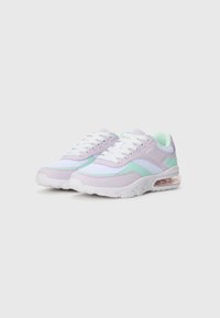 Et par pastellilla lilla og mintgrønne sneakers med hvite såler og snørebånd, som har en synlig luftpute i hælen.