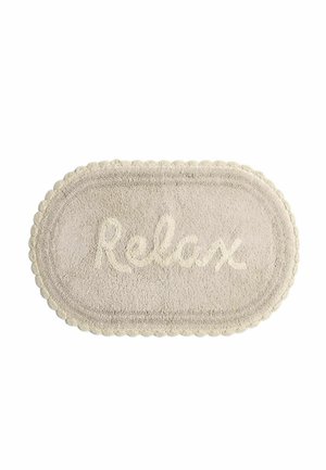 Tapis de bain ovale beige avec des bords festonnés et le mot "Relax" en relief au centre.