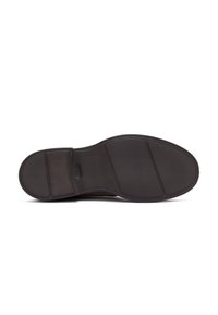Suela de zapato marrón oscuro con áreas de agarre texturizadas en el talón, medio pie y punta, presentada sobre un fondo blanco.