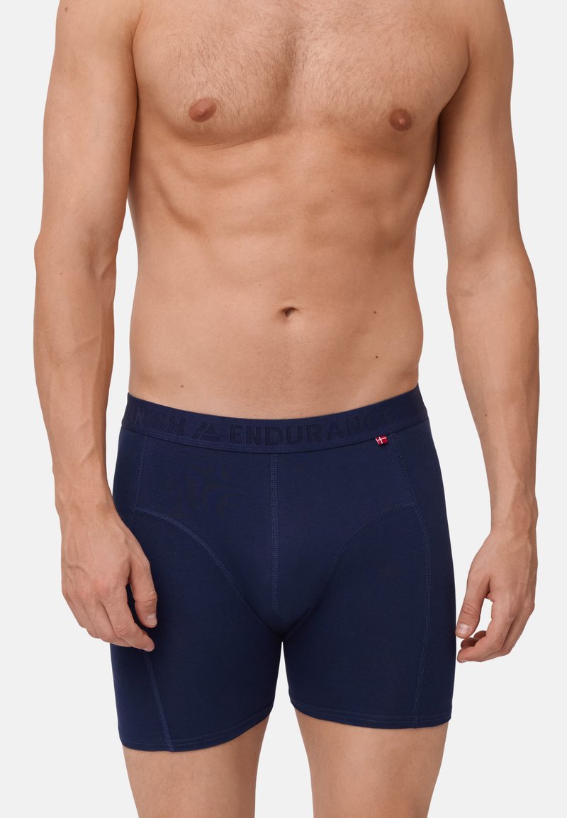 Marineblauwe boxershort gemaakt van zachte stof, met een snug fit, elastische tailleband met de tekst "ENDURANCE" en subtiele stiksels.