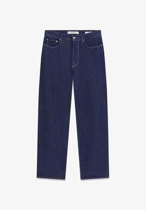 Vaqueros de mezclilla azul oscuro con corte de pierna recta, logo bordado en la parte trasera y costuras contrastantes a lo largo de los bolsillos y las costuras.