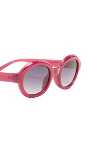 Okrągłe okulary przeciwsłoneczne z błyszczącą różową oprawą, gradientowymi szarymi soczewkami i grubymi zausznikami, charakteryzujące się gładką teksturą i zaokrąglonymi krawędziami.
