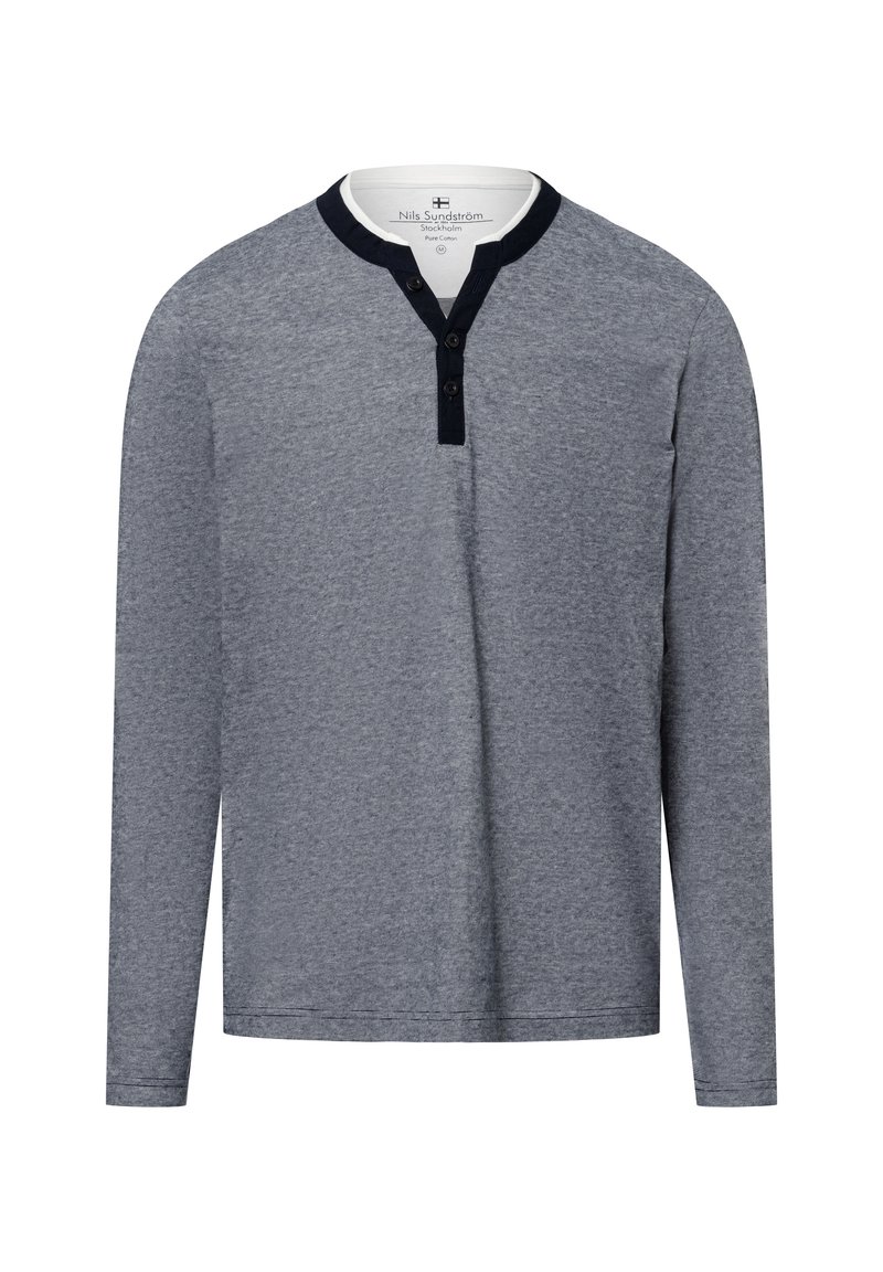 Grijze henley-shirt met lange mouwen, een gestructureerde afwerking, een marineblauwe kraag, een drie-knopen sluiting en een rechte zoom.