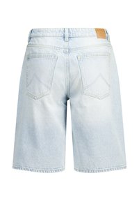 Vaaleansiniset farkkushortsit, joissa on rento leikkuu. Olennaisia piirteitä ovat kaksi takataskua ja nahkainen etiketti vyötäröllä, sekä hienovarainen kuluminen.