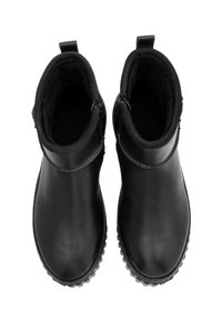 Botas negras hasta el tobillo, hechas de cuero suave, con un forro interior suave, cremalleras laterales y suelas de goma texturizadas.