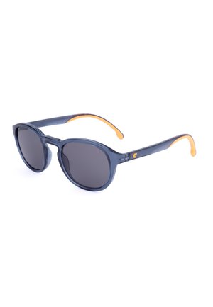 Occhiali da sole rotondi con lenti scure, montatura blu e punte arancioni sulle aste, inclinati su sfondo bianco.
