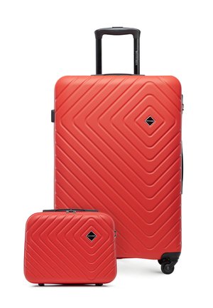 Set di valigie rigide rosse con motivo diagonale in rilievo, composto da una grande valigia con ruote e manico telescopico e una valigia più piccola da cabina.