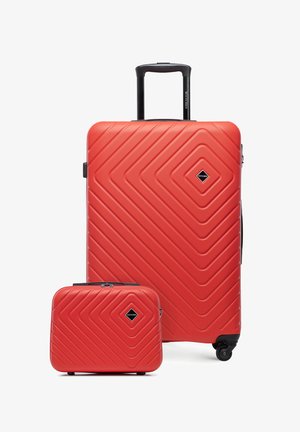 Juego de maletas rígidas rojas con patrón en relieve diagonal, que incluye una maleta grande con ruedas y asa telescópica, y una maleta de mano más pequeña.